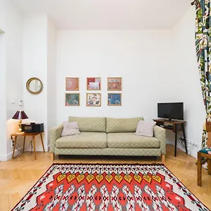 https://english-breakfast-modern-vintage-apartments-in-the-old-town.krakowhotelspoland.com